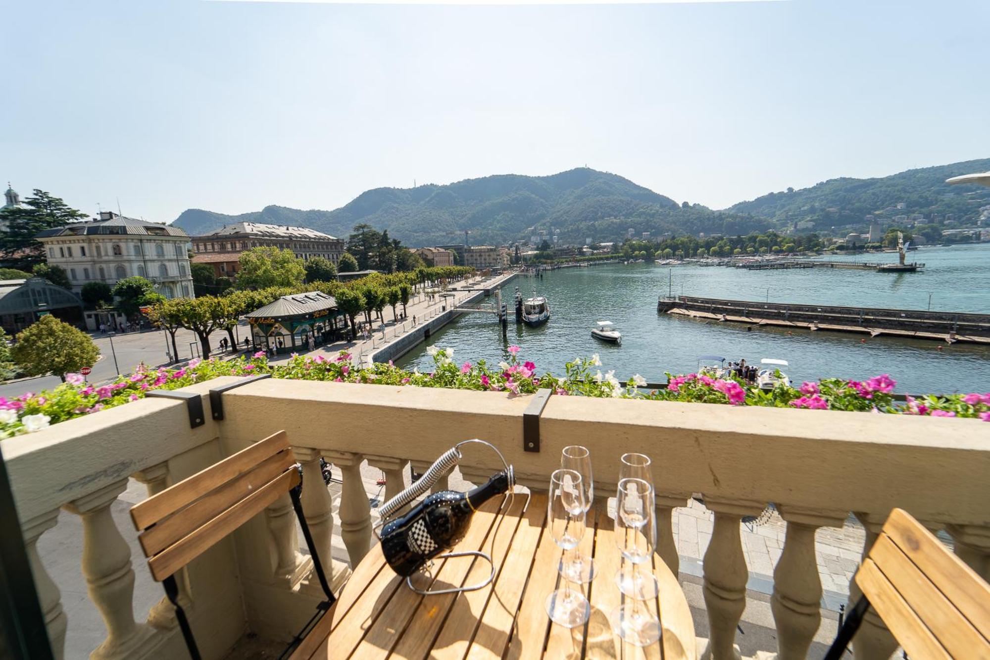 Appartamento Esclusivo Fronte Lago, In Centro A Como Con Garage Εξωτερικό φωτογραφία