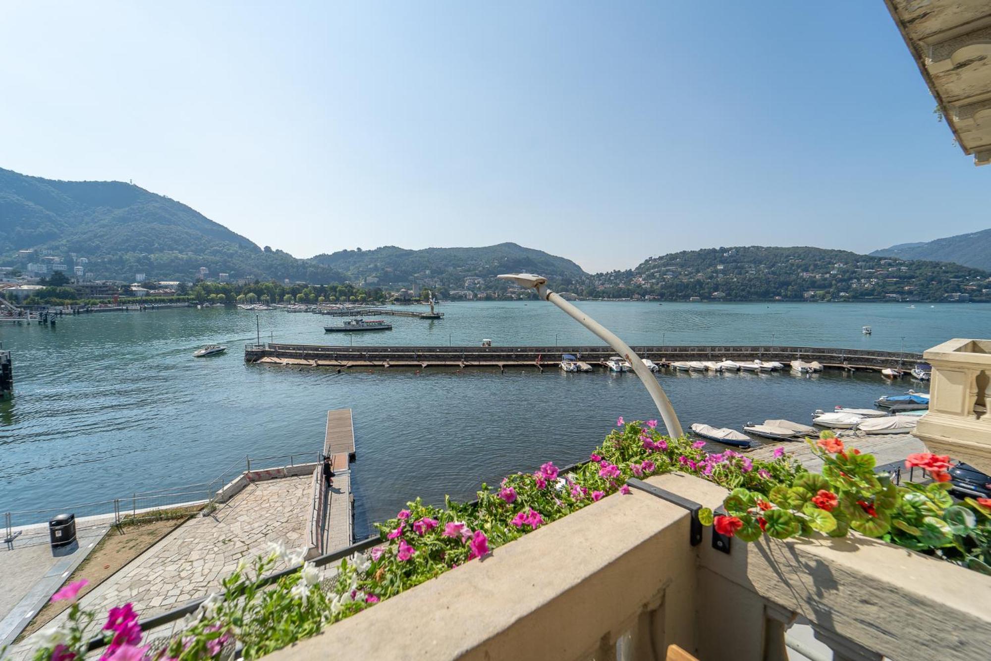 Appartamento Esclusivo Fronte Lago, In Centro A Como Con Garage Εξωτερικό φωτογραφία