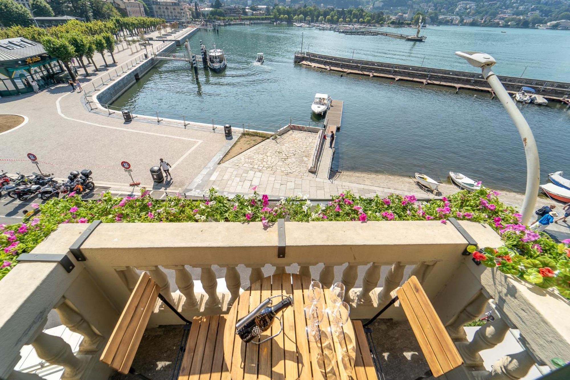 Appartamento Esclusivo Fronte Lago, In Centro A Como Con Garage Εξωτερικό φωτογραφία